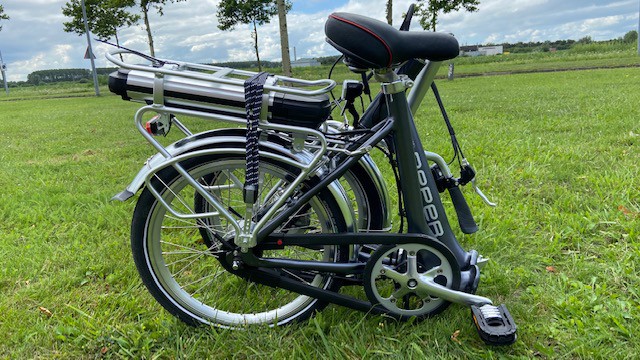 IMG_6814 Peper vouwfiets, zij aanzicht opgevouwen.