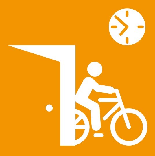 Oranje vierkant, met een deur waar een fietser doorheen rijd