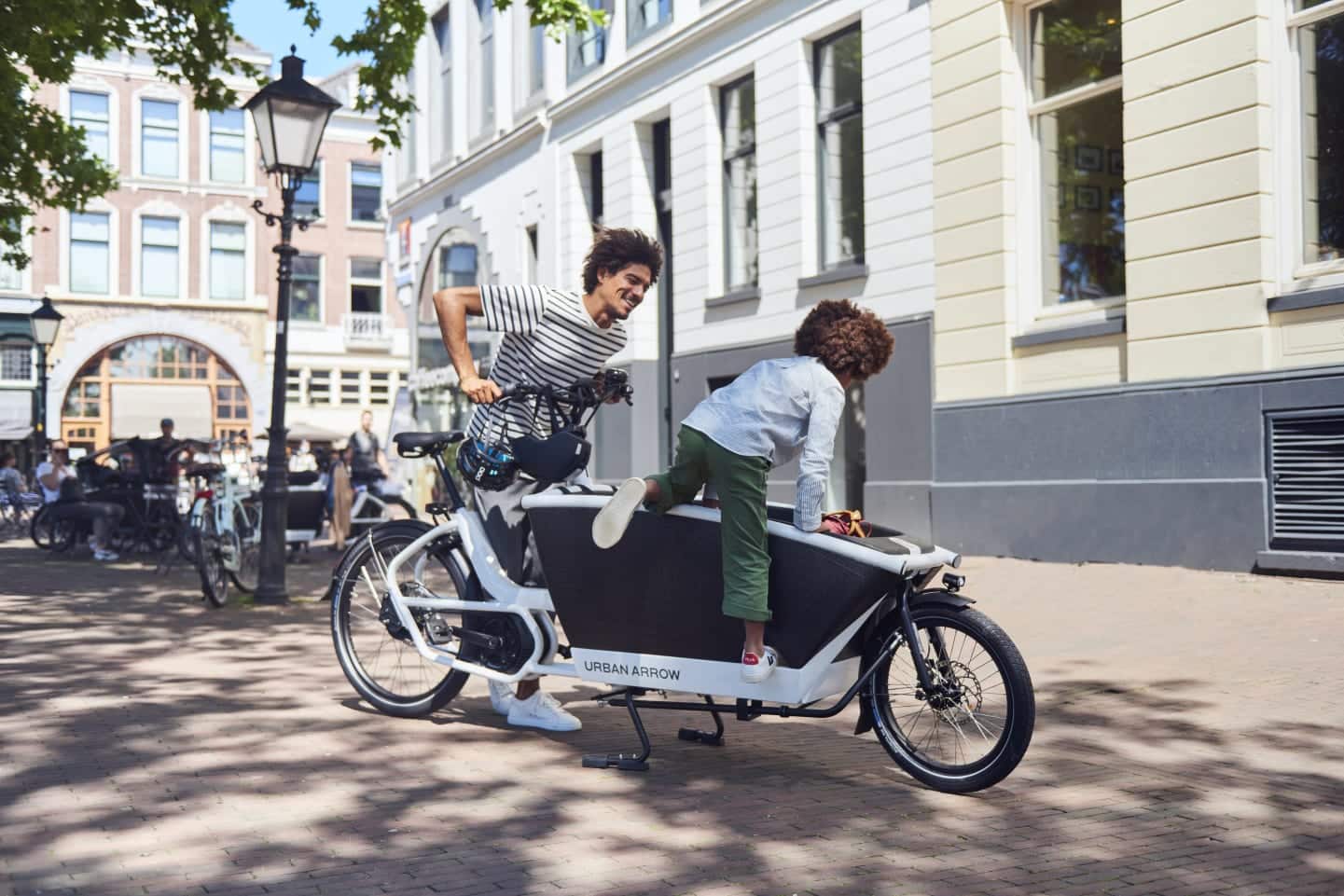 Kind klimt im een Urban Arrow Family bakfiets